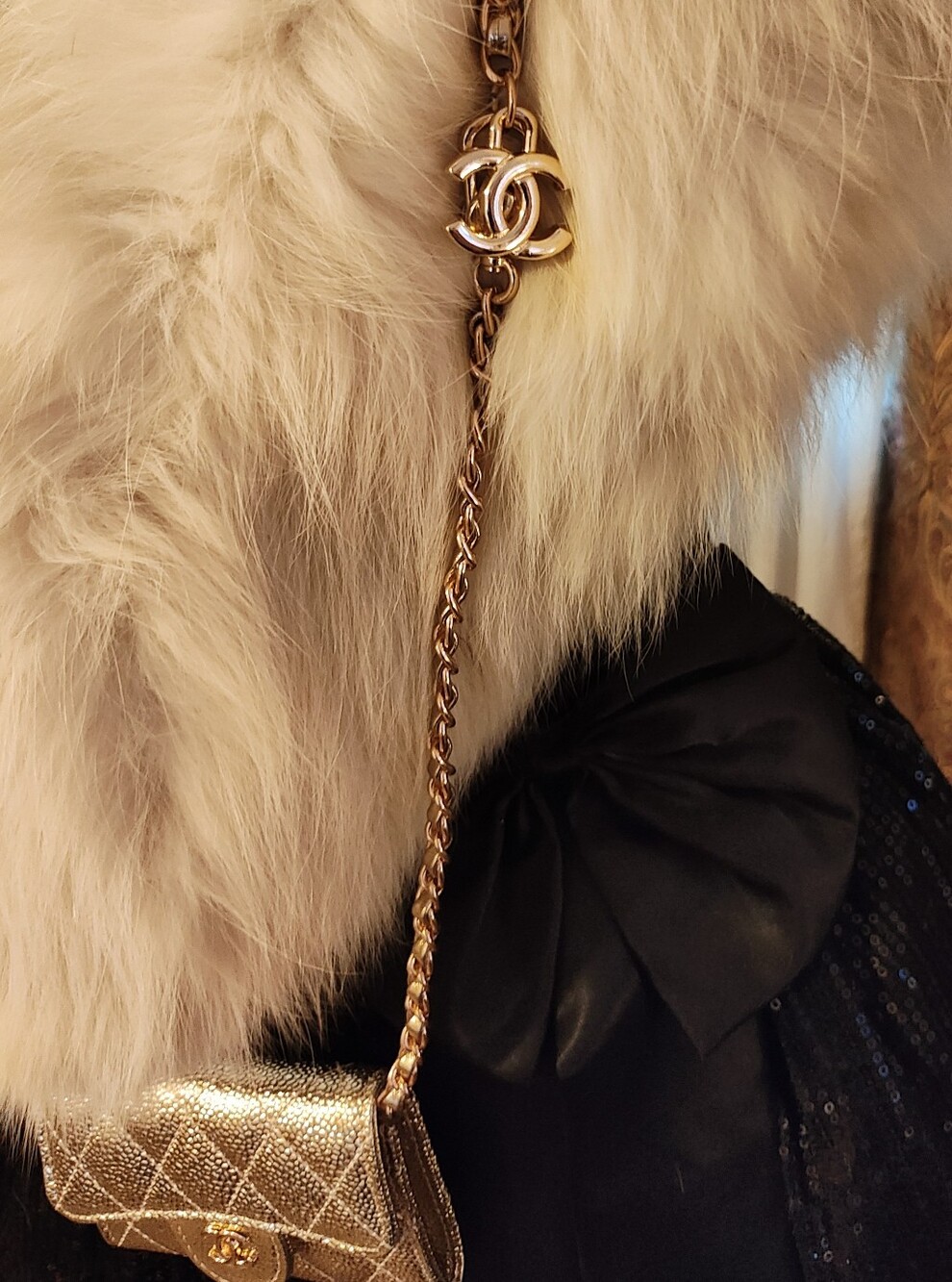Gold Quilted Mini Crossbody Wallet With Luxury Logo Detail - Picture 3 of 9
